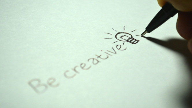 Pildspalva un papīra lapa