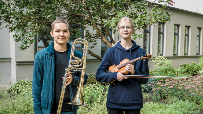 Skolēni ar mūzikas instrumentiem