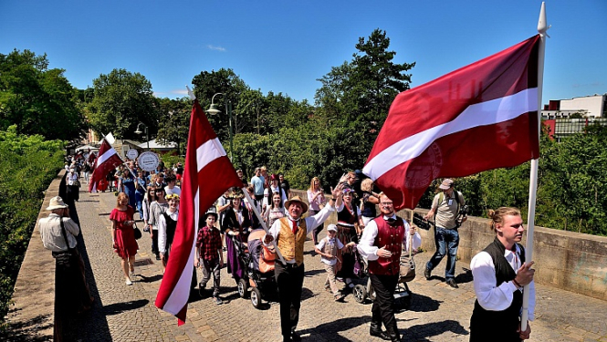 Ar vērienīgu programmu Vācijā izskanējuši latviešu dziesmu un deju svētki “Eslingenas Dziesmu svētkiem 70”