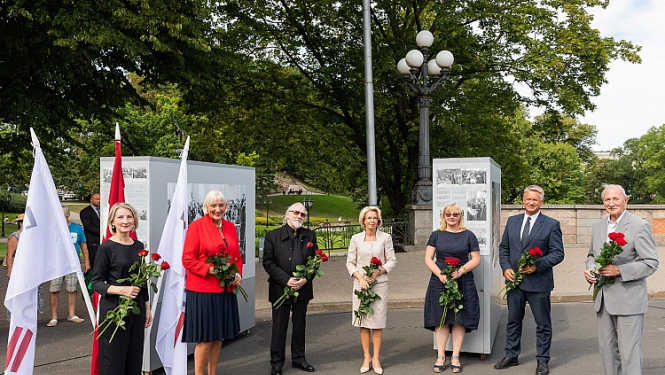 Brīvības laukumā atklāta Latvijas neatkarības atjaunošanas trīsdesmitgadei veltīta lielformāta fotoizstāde