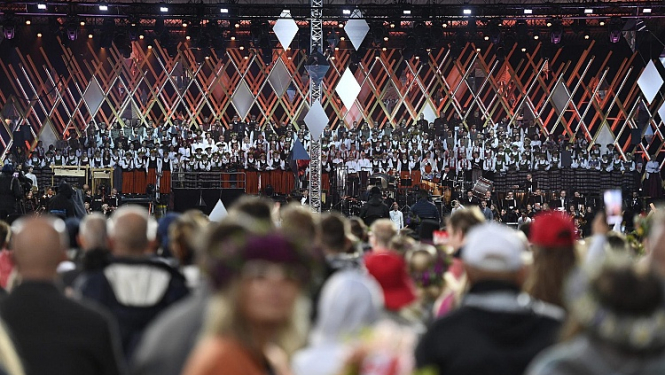 Otrā diena: pasaules latviešu konference un folkloras kopu uzstāšanās, deju koncerts „Vēl simts gadu dejai”, senioru koru koncerts, vokālo ansambļu parāde un amatierteātru izrādes