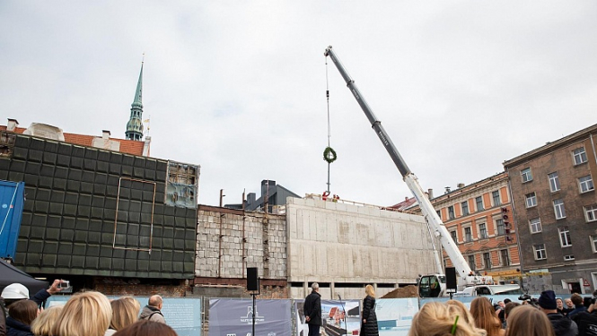 Spāru vainags rotā Latvijas Okupācijas muzeja „Nākotnes nama” jumtu