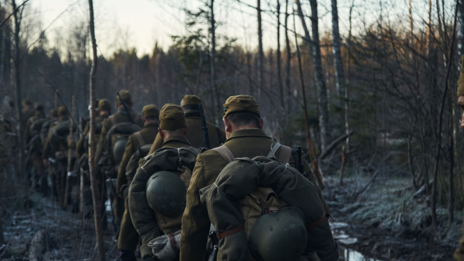 Filmas kadrs ar karavīriem