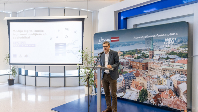 Kārlis Dagilis mediju pasākumā pie mikrofona