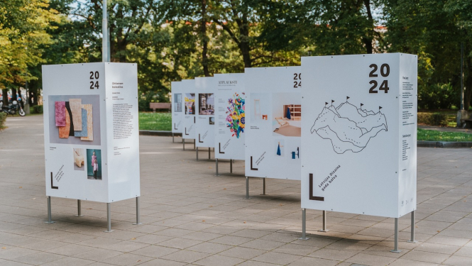 Esplanādē skatāma Latvijas Dizaina gada balvas 2024 uzvarētāju izstāde, foto: Lauris Aizupietis