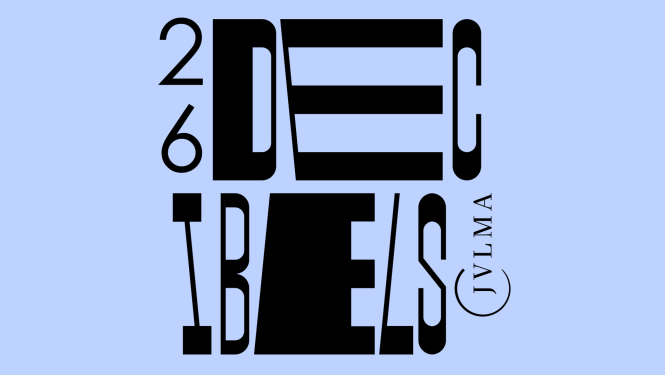 Festivāla "Decibels" 2026. gada logo - stilizēti festivāla nosaukuma burti uz gaišzila pasteļkrāsas fona