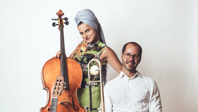 Austriešu čelliste un dziedātāja deeLinde un brazīliešu ģitārists, trombonists, komponists un diriģents Emiliano Sampaio