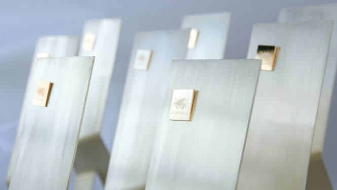 Dejas balvas statuetes