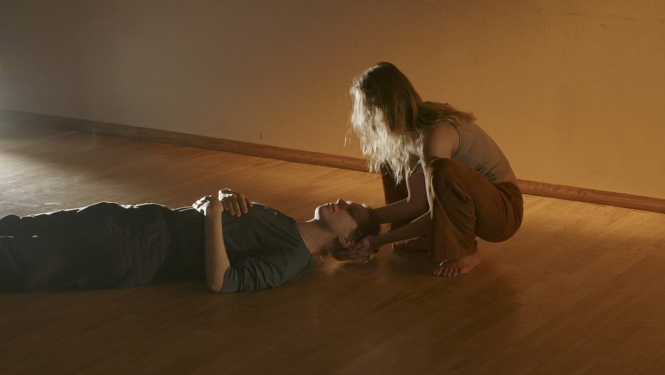 Divi dejotāji vāji izgaismotā telpā