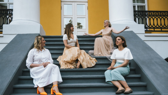 Četras mūziķes uz pils kāpnēm