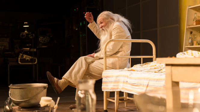 Izrādē “Dieviņš pillā”, foto: Jānis Deinats