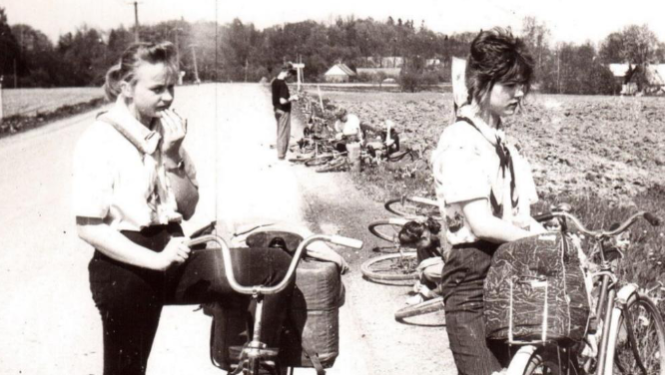 Aknīstes vidusskolas skolēni ekskursijā ar velosipēdiem pie Asares ciema (?), foto: Jānis Ķipāns, Aknīstes Novadpētniecības muzejs