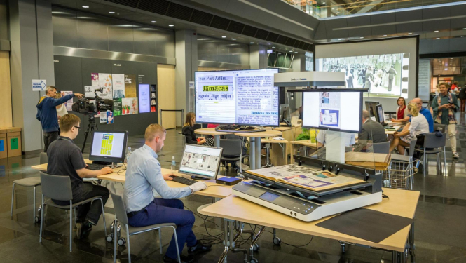 Bibliotēkas telpa ar apmeklētājiem