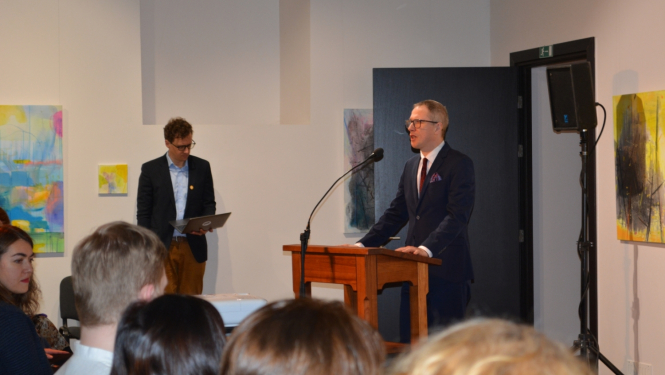 LNA direktora vietnieks Gatis Karlsons uzrunā Digitālās bibliotēkas atklāšanas pasākuma dalībniekus Cēsīs