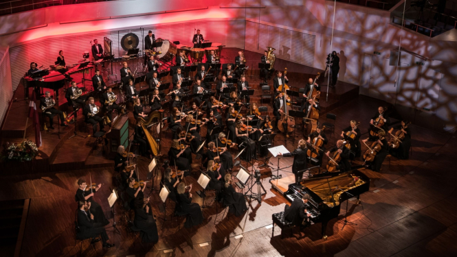 Diriģents Ainārs Rubiķis un Liepājas Simfoniskais orķestris