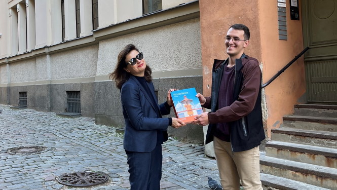 Nacionālā Kino centra vadītāja Dita Rietuma un students Miks Emīls Akmentiņš.