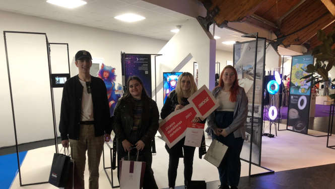 Četri skolēni ar apbalvojumiem