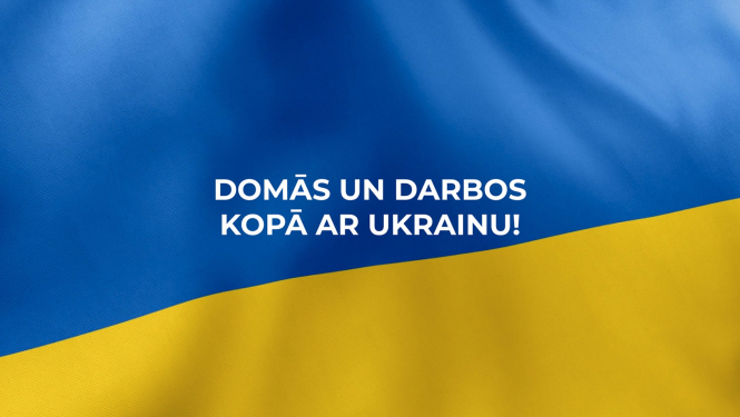 Teksts uz Ukrainas karoga fona: "Domās un darbos kopā ar Ukrainu!"