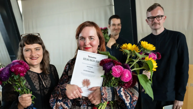 Žurnāla “Domuzīme” Dzejas balva `2024 piešķirta  dzejniecei Andrai Manfeldei. foto: Kristaps Kalns