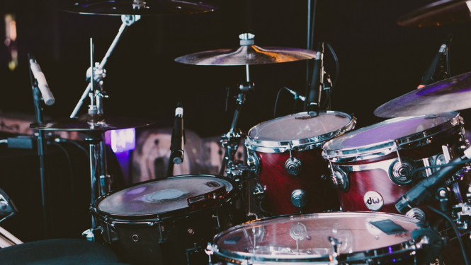 Bungu komplekts uz skatuves