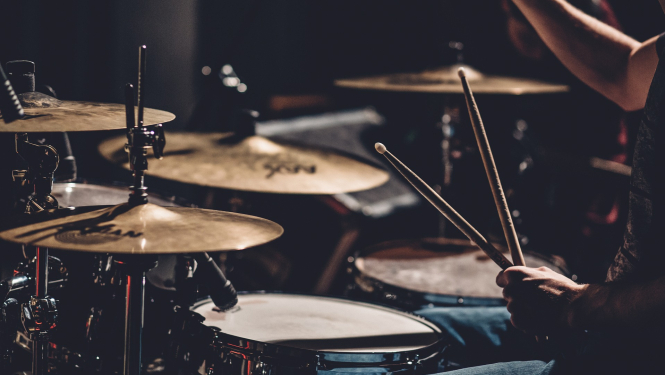 Bungu komplekts uz skatuves