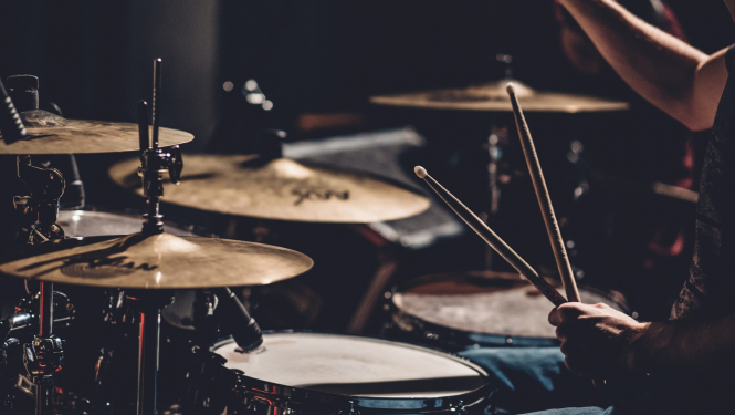 Bungu komplekts uz skatuves