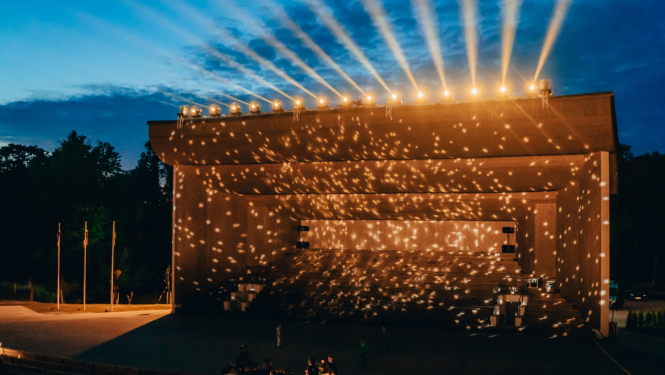 Atjaunotā Saulkrastu estrāde Neibādes parkā