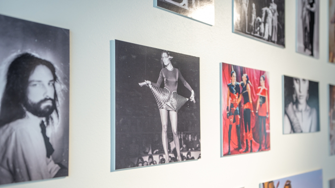 Fotogrāfijas izstādē pie sienas