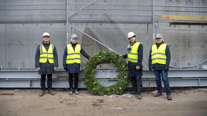 Uz Jaunā Rīgas teātra jumta tiek novietots Spāru vainags