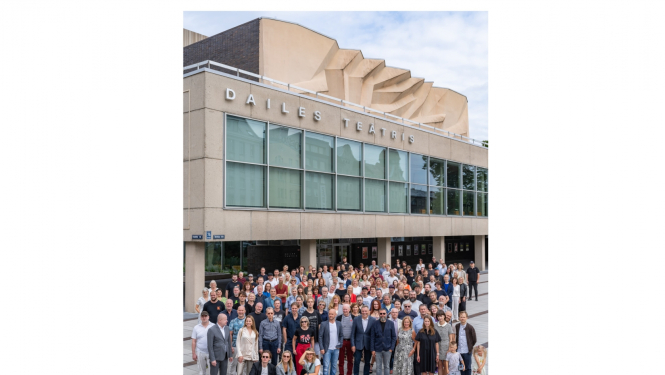 Teātra kolektīvs pie teātra ēkas