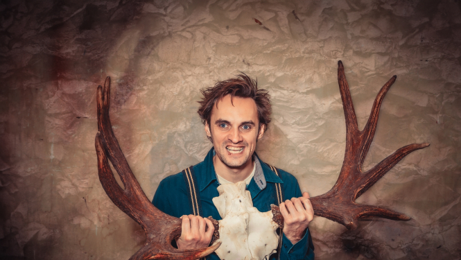 Aktieris uz skatuves ar ragiem rokās