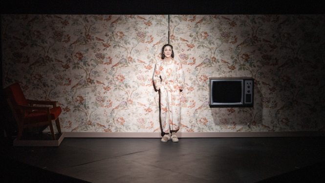 Ilze Ķuzule-Skrastiņa uz skatuves izrādē “Visas viņas”, foto: Mārcis Baltskars