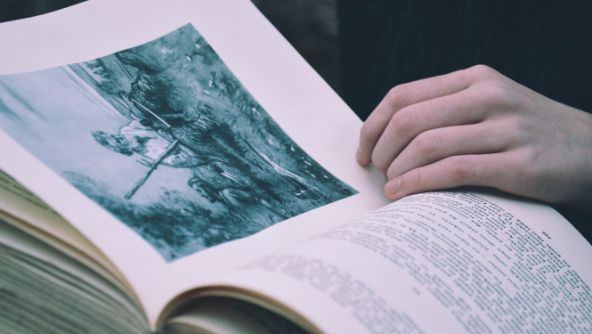 Publicitātes attēls Dzejas un prozas lasījumiem Dekoratīvās mākslas un dizaina muzejā 01.04.2022. Foto: Anda Šulme