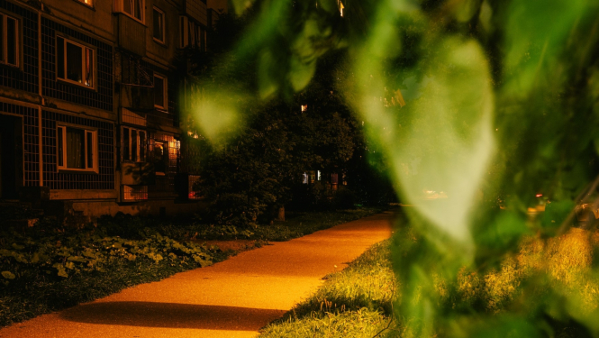 Ainava ar dzeltenu trotuāru