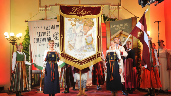 Svētku karoga cildināšana Rīgas Latviešu biedrības namā, foto: Aivars Liepiņš