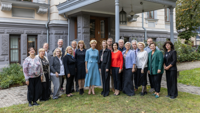 Dziesmu un deju svētku padomes sastāvs 27.09.2024 pie Kultūras ministrijas ēkas, foto: Oskars Artūrs Upenieks / Kultūras ministrija