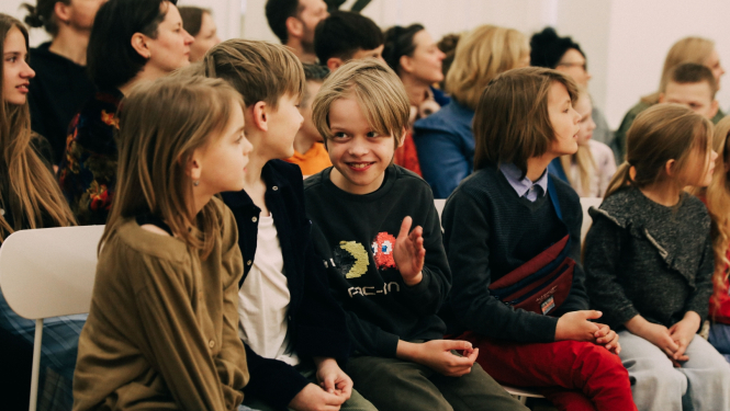 Istabas teātra izrādes “Dzīvs” skatītāji, foto: Lita Millere.