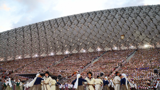 Dziesmu svētku estrāde, kori, dejotāji