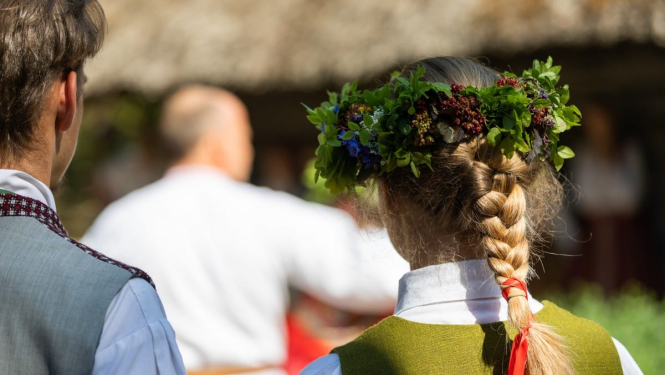 Divi jaunieši tautastērpos