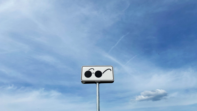 Vizuālo mākslinieku Kristas un Reiņa Dzudzilo veidotā instalācijas “Pieskarties poēmai” fragments