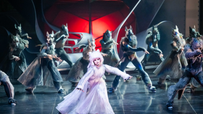 Baletdejotāji uz skatuves vilku maskās