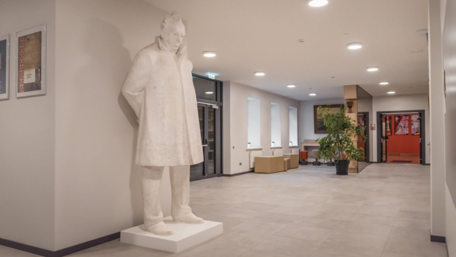 Emiļa Melngaiļa statuja