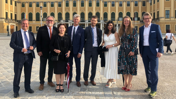 Foto no Ievas Rozentāles personīgā arhīva: EBU Televīzijas mūzikas ekspertu grupa pirms “Vīnes filharmoniķu” brīvdabas koncerta Šēnbrunnas pilī, Vīnē, Austrijā (2022. gadā)