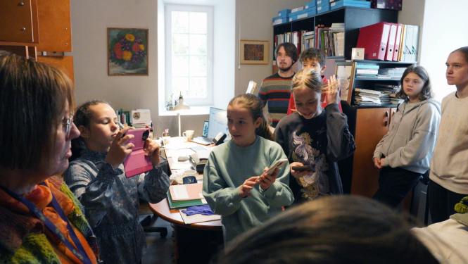 Ēnu dienas dalībnieki-skolēni Turaidas muzejrezervātā, foto: Maira Dudareva