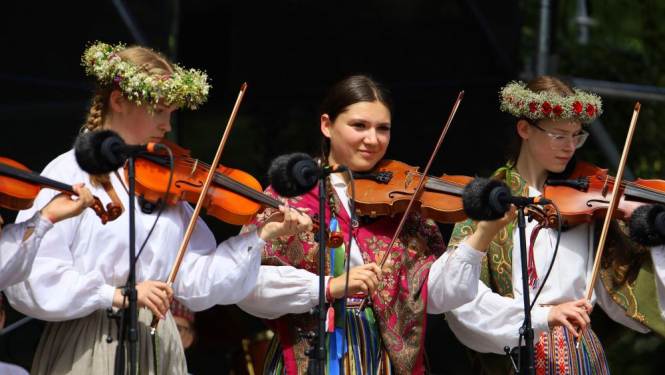 Jauniešu etnodienas - mūziķi ar vijolēm uz skatuves