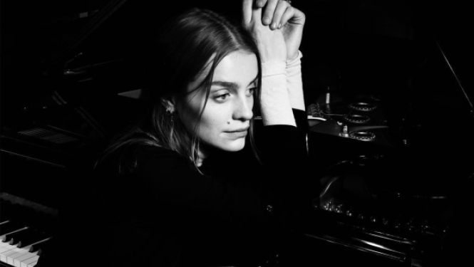 Islandiešu komponiste un pianiste Eidisa Evensena (Eydís Evensen)