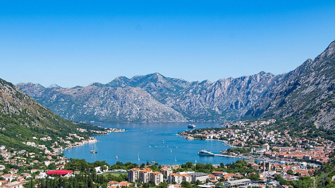 Pilsētas skats, kalni, ezers