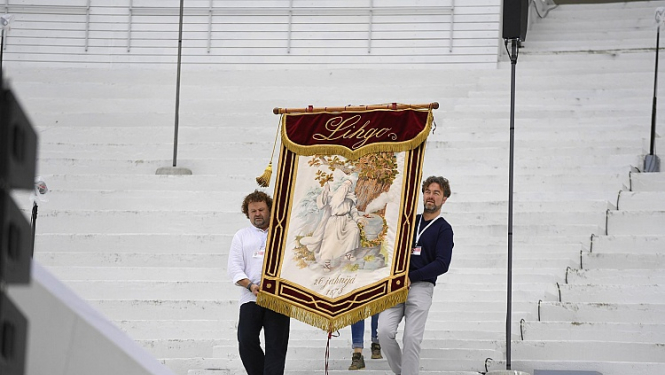 Piektā diena: vokālsimfoniskās mūzikas koncerts, deju lieluzveduma „Māras zeme” ģenerālmēģinājums, latviešu tautastērpu skate, kokļu mūzikas svētki, teātris un Tautu diena