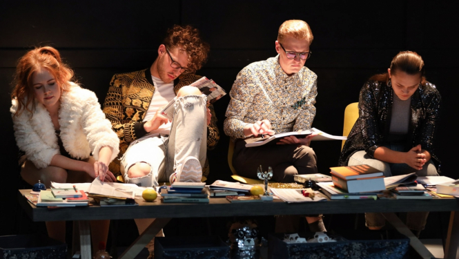 Skats no teātra trupas KVADRIFRONS izrādes "Fake News". Foto: Artūrs Stiebriņš