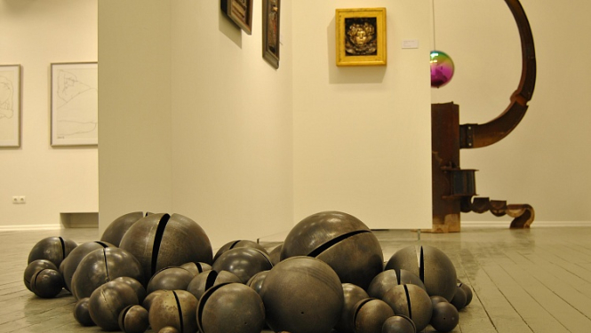 Diasporas latviešu mākslas izstāde Cēsīs: “Ar Latvijas vārdu pasaules telpā”